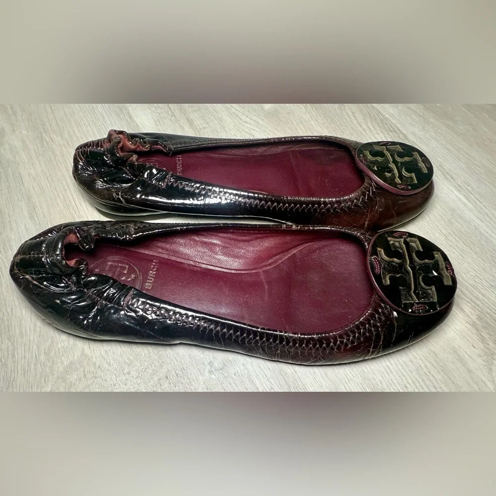 Tory Burch Dark Brown Patent Leather Ballet Flats Embossed Logo‎ Size 7